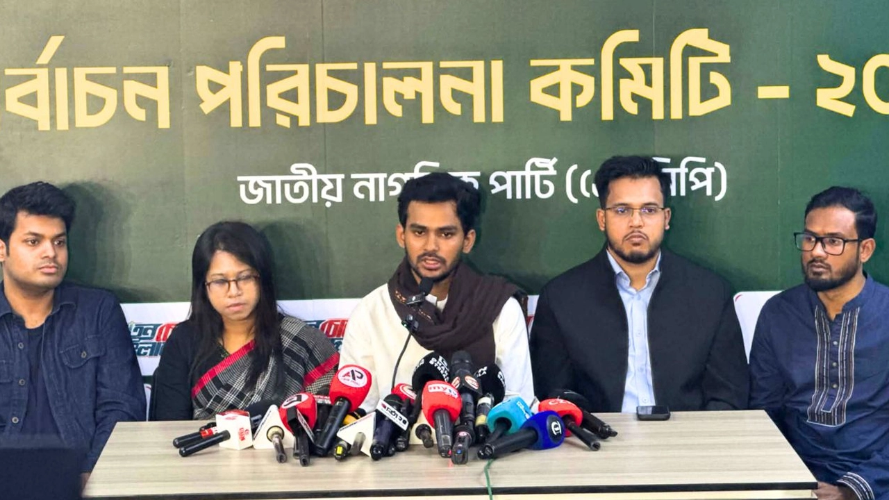 নির্বাচন ঘিরে বেশকিছু জায়গায় অস্ত্রের মজুত হচ্ছে: আসিফ মাহমুদ