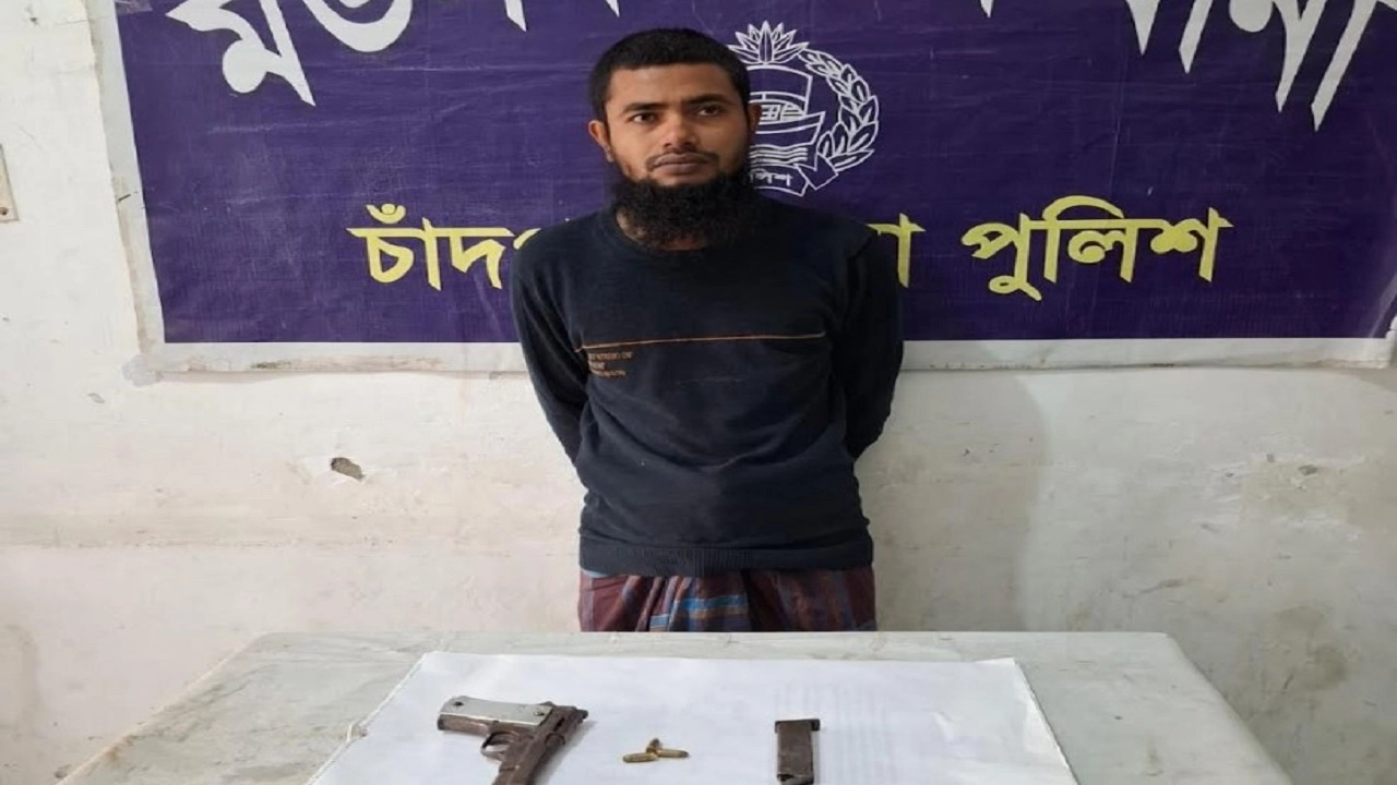 মতলব উত্তর থানা পুলিশের অভিযানে উদ্ধারকৃত বিদেশি পিস্তল, একটি ম্যাগজিন ও ৩ রাউন্ড গুলিসহ গ্রেপ্তার আসামি সুজন থানা হেফাজতে।
