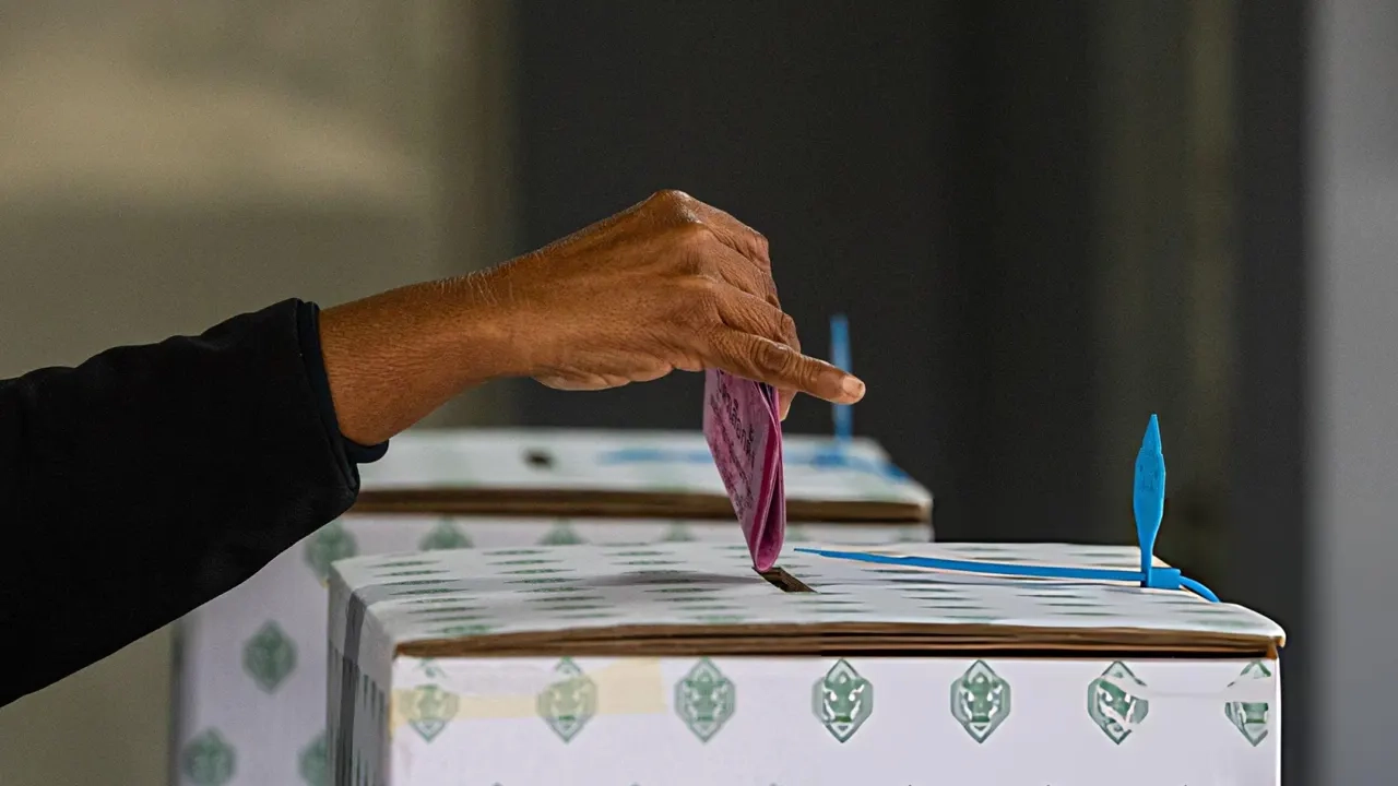 থাইল্যান্ডে সংসদ নির্বাচন, চলছে গণভোটও