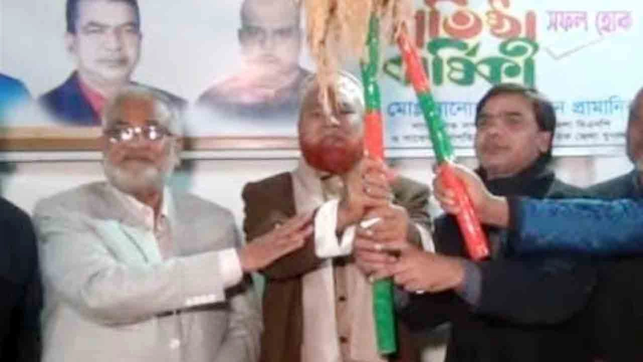 বিএনপি প্রার্থী আব্দুর গফুর সরকারকে সমর্থন দিয়ে নির্বাচন থেকে সরে দাঁড়ালেন স্বতন্ত্র প্রার্থী মির্জা মো. শওকত আকবর