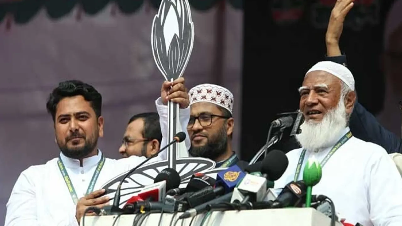 নাহিদ ইসলামের হাতে শাপলা কলি তুলে দেন জামায়াত আমির