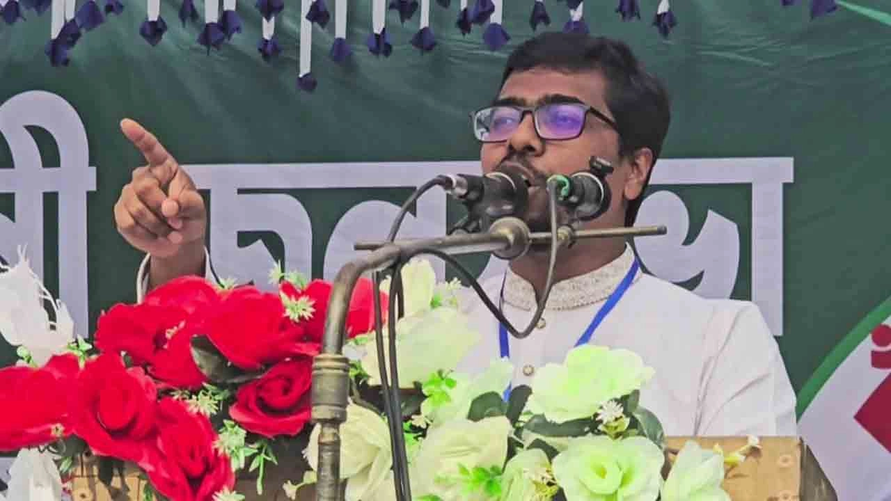 নির্বাচনী জনসভায় বক্তব্য রাখেন ছাত্রশিবিরের কেন্দ্রীয় সভাপতি নূরুল ইসলাম সাদ্দাম