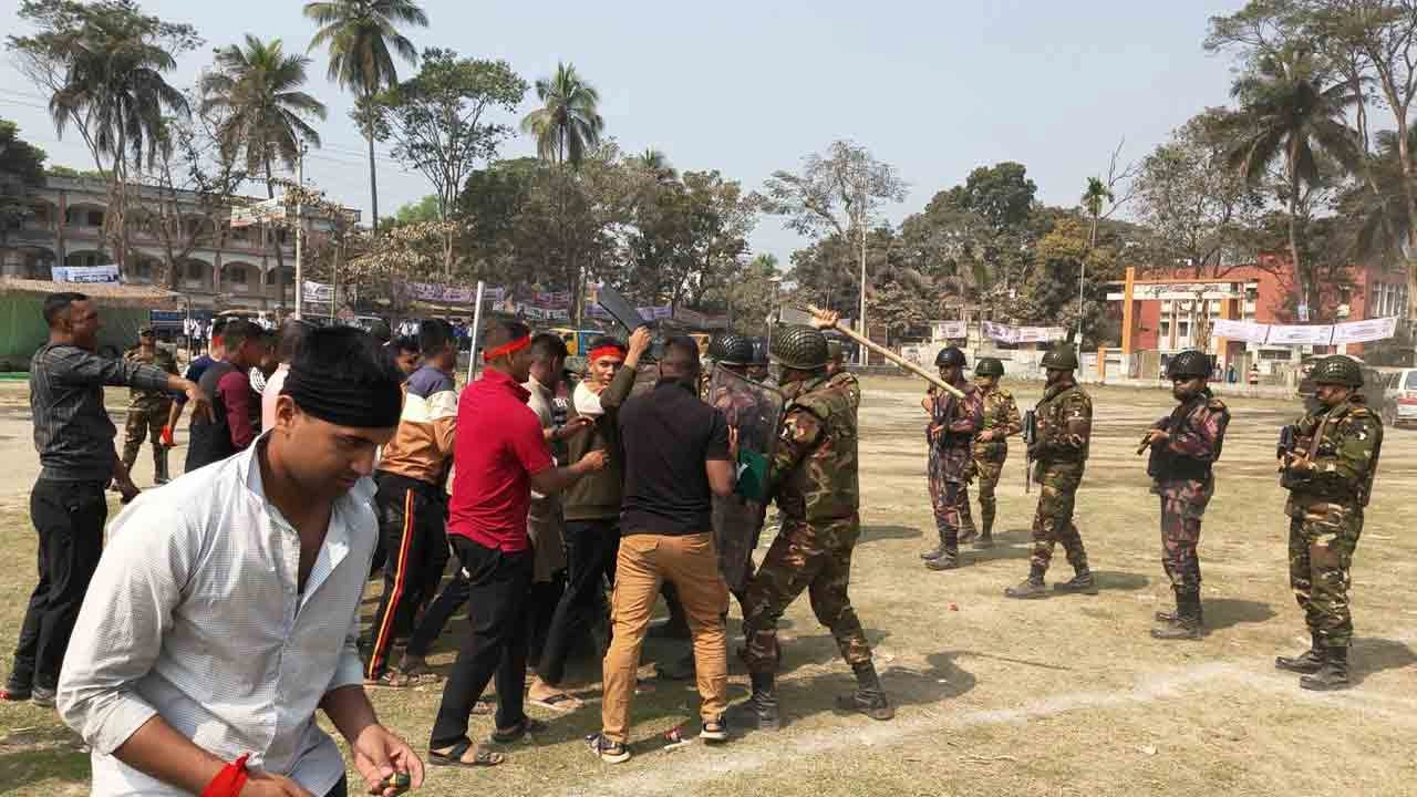 কুমিল্লার দেবীদ্বারে নির্বাচনী নিরাপত্তায় সেনাবাহিনীর মহড়া