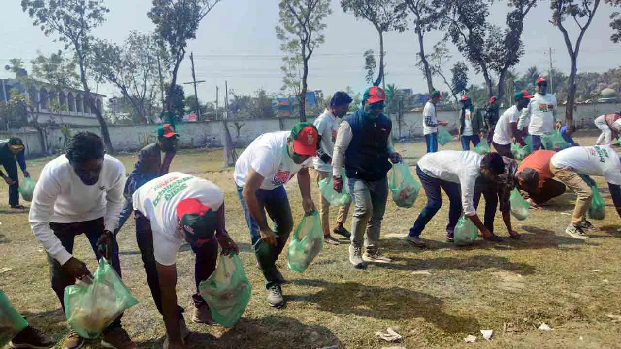 মাঠের  ময়লা পরিষ্কার করেছেন বিএনপি প্রার্থী ও কর্মীরা