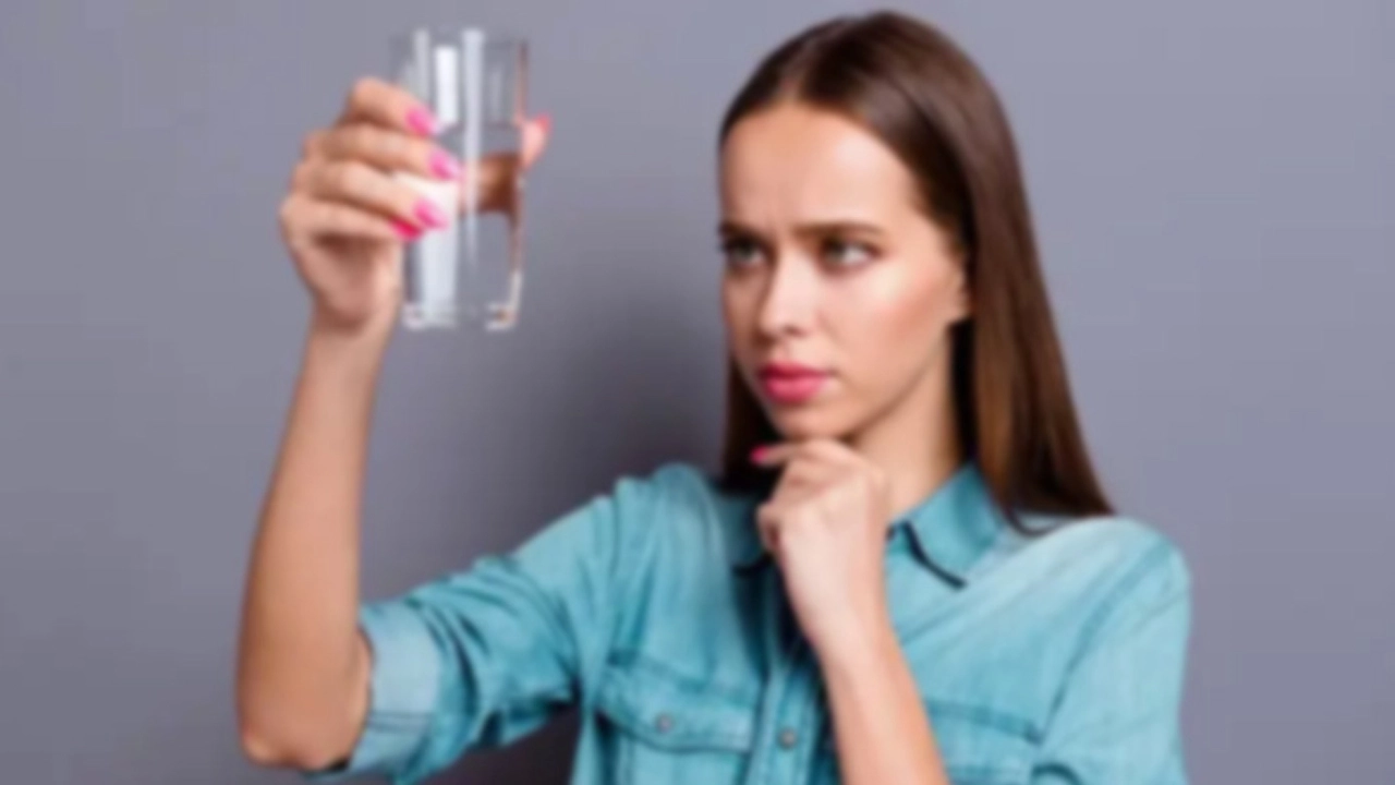 পানি কম পান করছেন? সতর্ক হোন মাথাব্যথা নিয়ে