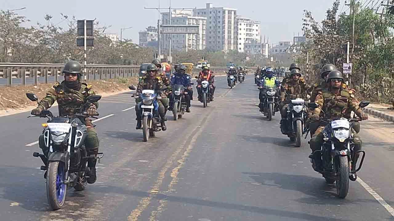 কেরানীগঞ্জে যৌথ বাহিনীর মোটরসাইকেল মহড়া