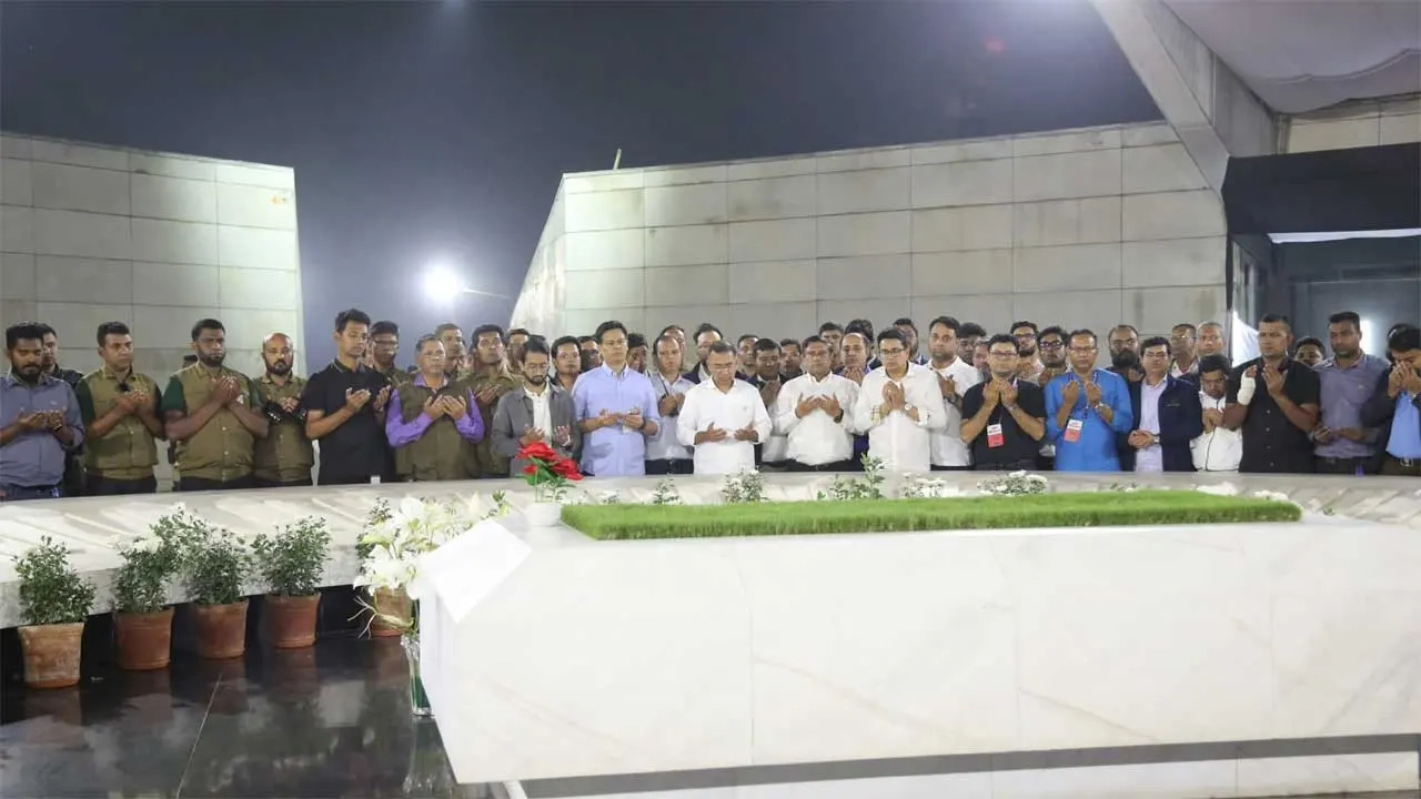 প্রচারণা শেষে বাবা–মায়ের কবরে শ্রদ্ধা জানালেন তারেক রহমান 