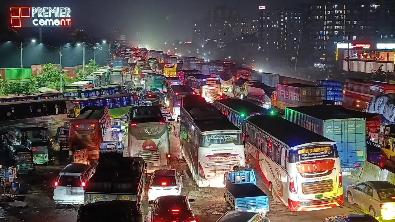 ভোট দিতে ঢাকা ছাড়ছেন মানুষ, মহাসড়কে ধীরগতি