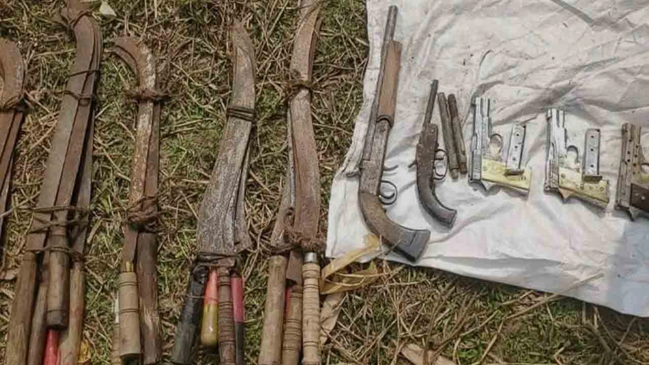 পুকুরের ভেতর লুকিয়ে রাখা একাধিক আগ্নেয়াস্ত্র ও ধারালো অস্ত্র উদ্ধার