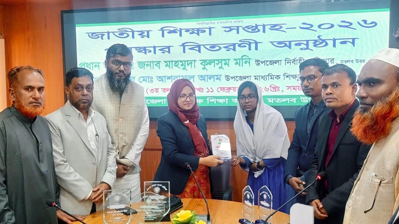 ইউএনও মাহমুদা কুলসুম মনি বিজয়ী শিক্ষার্থীর হাতে পুরস্কার তুলে দিচ্ছেন