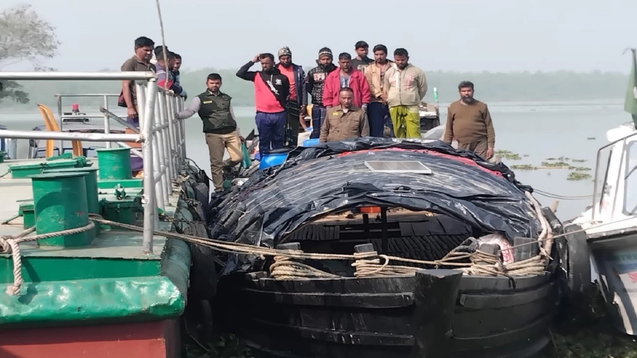 সুন্দরবনে দুটি ট্রলারসহ ২৫ জেলে আটক ৪০০ কেজি পারশে মাছের পোনা জব্দ