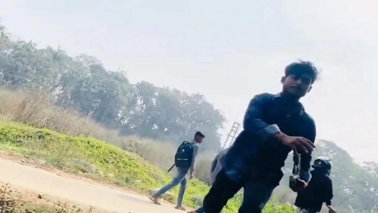 রূপগঞ্জে অবৈধ অস্ত্রের ছড়াছড়ি, চলছে প্রকাশ্যে মহড়া 