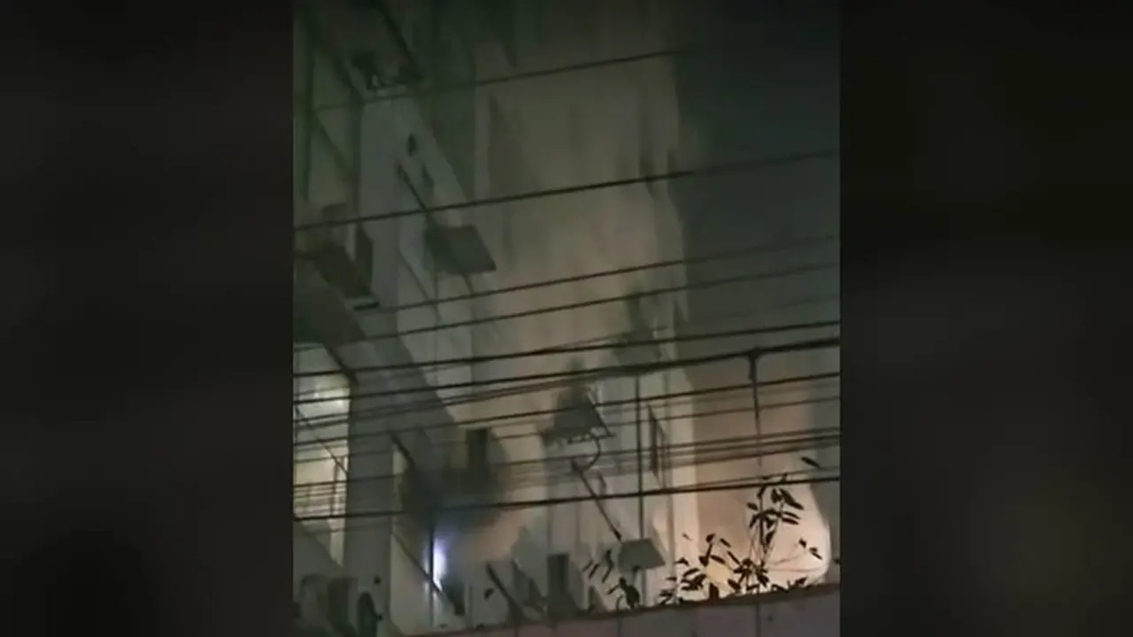 মিরপুরে বহুতল ভবনে আগুন