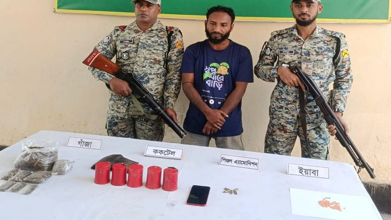 সাতক্ষীরায় সেনাবাহিনীর অভিযানে ককটেল,গুলি-গাঁজাসহ আটক ১