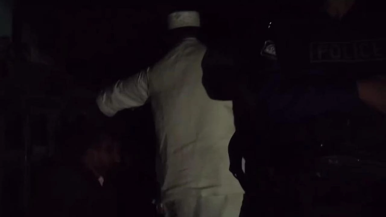 মুন্সীগঞ্জে টাকা বিলি করার সন্দেহে ২ যুবক আটক