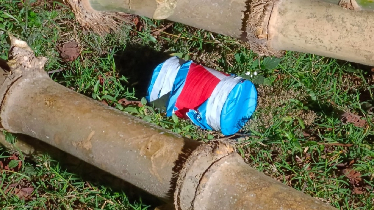 মেহেরপুরে সীমান্তবর্তী ঝাঝা গ্রামে বোমা সদৃশ বস্তু উদ্ধার