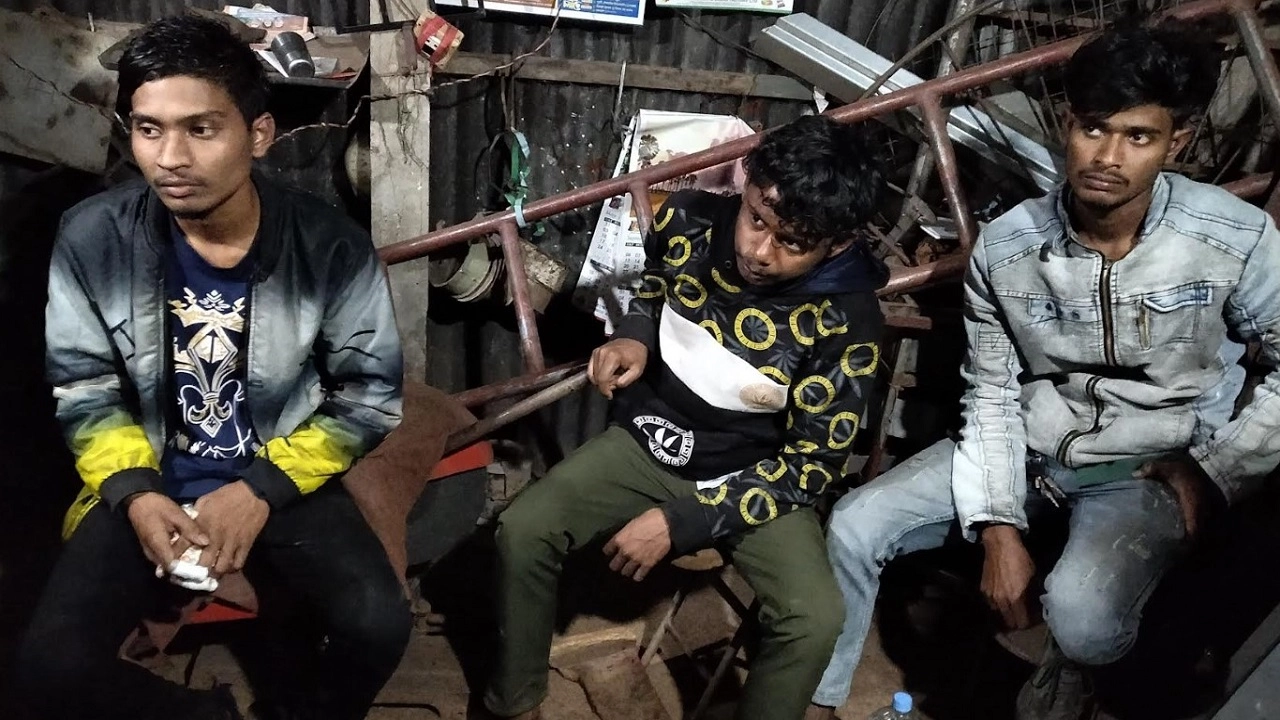 ‘তুই’ বলা নিয়ে উত্তেজনা, হামলার প্রস্তুতিকালে ৩ কিশোর ধরা