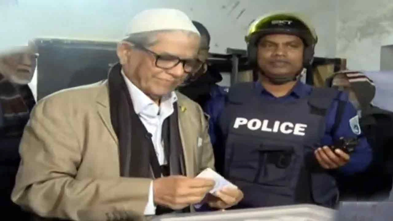 বিএনপি মহাসচিব ও ঠাকুরগাঁও-১ আসনের প্রার্থী মির্জা ফখরুল ইসলাম আলমগীর