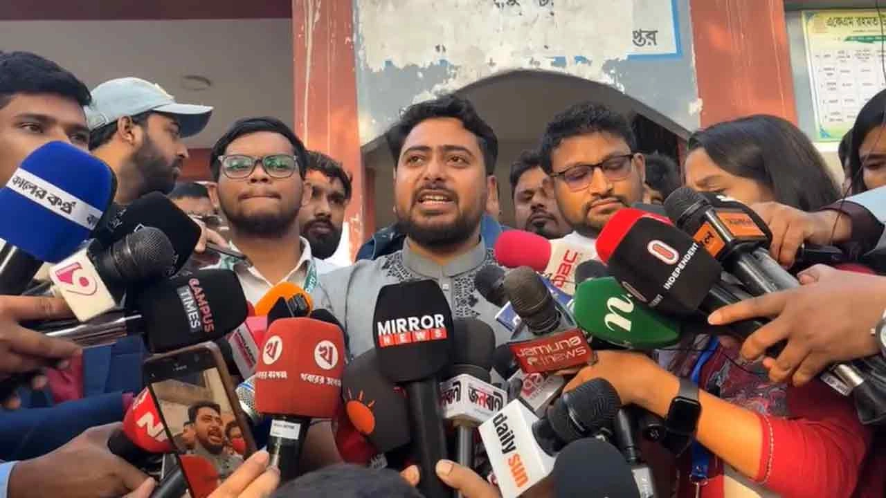 বক্তব্য রাখেন এনসিপি আহ্বায়ক ও ঢাকা ১১ আসনের ১১ দলীয় জোটের প্রার্থী নাহিদ ইসলাম