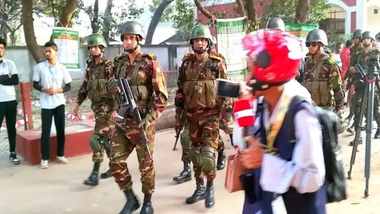 ভোট কেন্দ্রে সেনা সদস্যদের উপস্থিতি