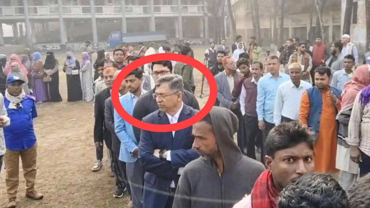 লাইনে দাঁড়িয়ে ভোট দিলেন বিএনপির স্থায়ী কমিটির সদস্য সালাহউদ্দিন আহমদ