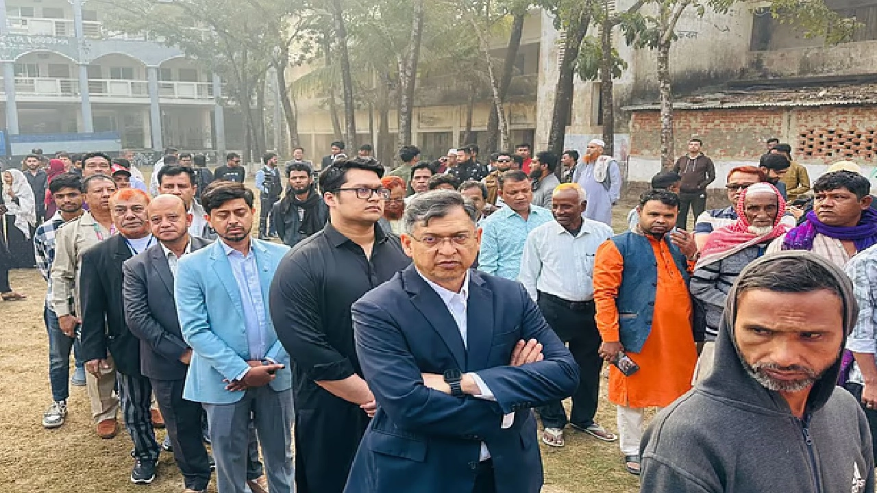 লাইনে দাঁড়িয়ে ভোট দিলেন বিএনপির স্থায়ী কমিটির সদস্য সালাহউদ্দিন আহমদ