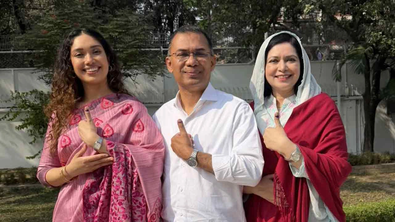 স্ত্রী-কন্যার সঙ্গে তারেক রহমান