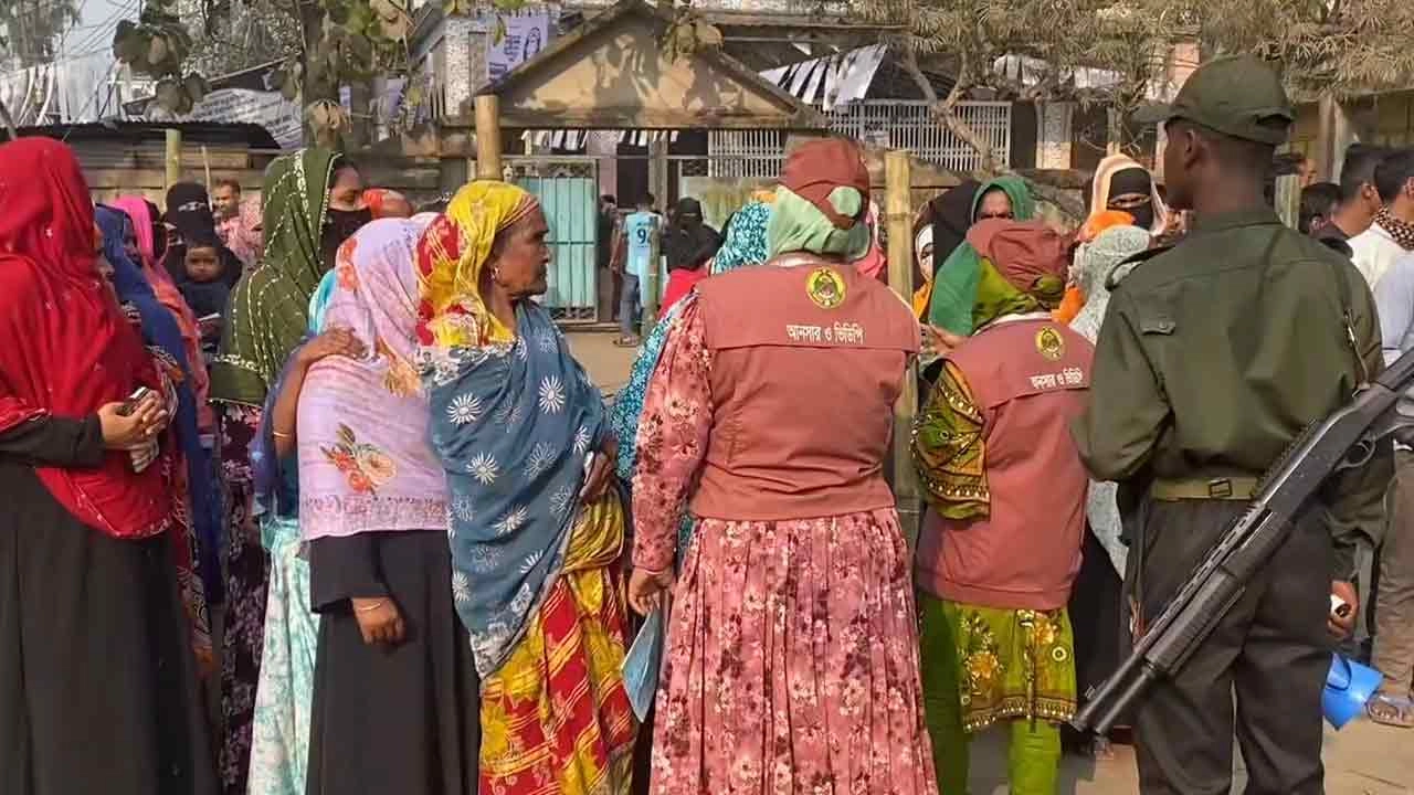 ধানের শীষ প্রতীকে সিল মারা শতাধিক ব্যালট উদ্ধার করেছে আইনশৃঙ্খলা বাহিনী