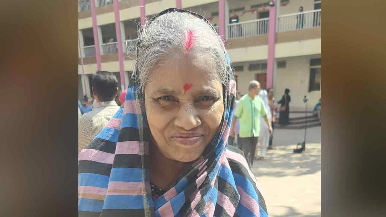 একজন নারী ভোটার