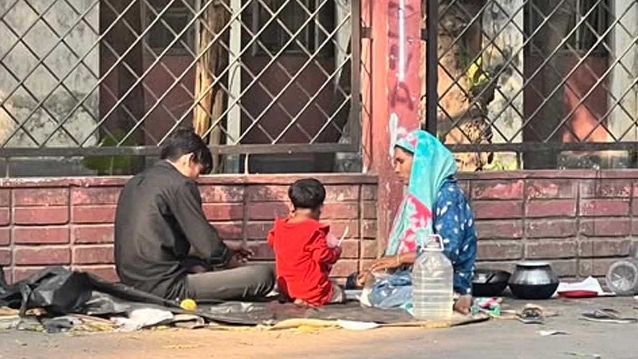 সড়কের ফুটপাতে এক পরিবারের বসবাস