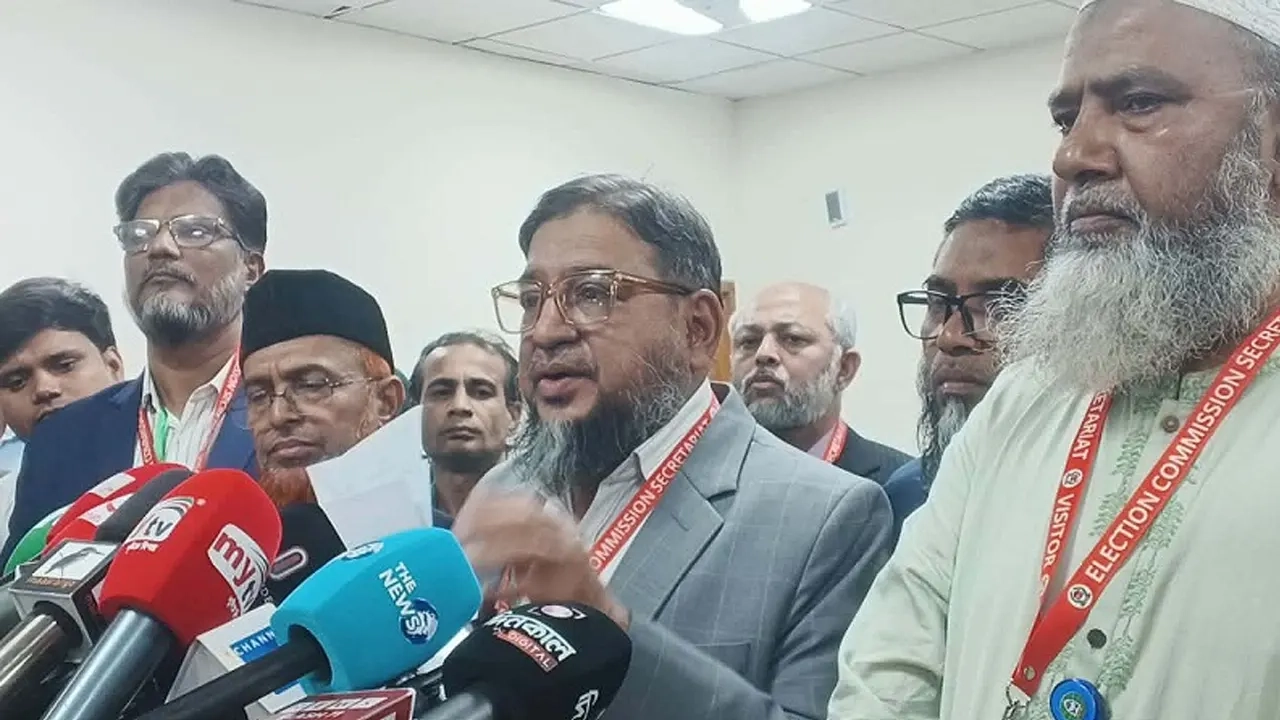  সিইসির সঙ্গে সাক্ষাৎ শেষে জামায়াতের কেন্দ্রীয় টিমের সদস্য অ্যাডভোকেট মোয়াজ্জেম হোসেন হেলাল ।। ছবি: সংগৃহীত