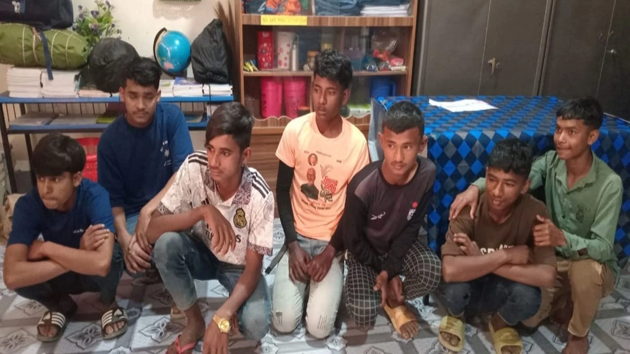 আটক সাত কিশোর