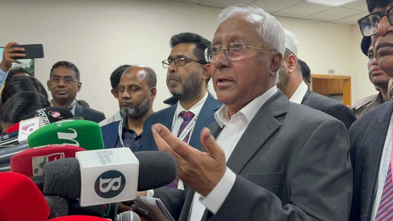 নির্বাচন কমিশনের (ইসি) সিনিয়র সচিব আখতার