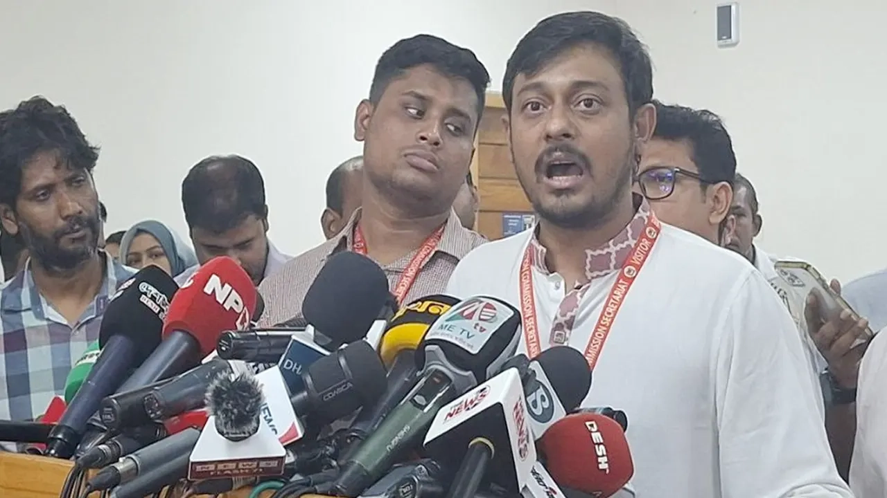 ফল পাল্টানোর অভিযোগ নিয়ে রিটার্নিং অফিসারের কার্যালয়ে পাটওয়ারী