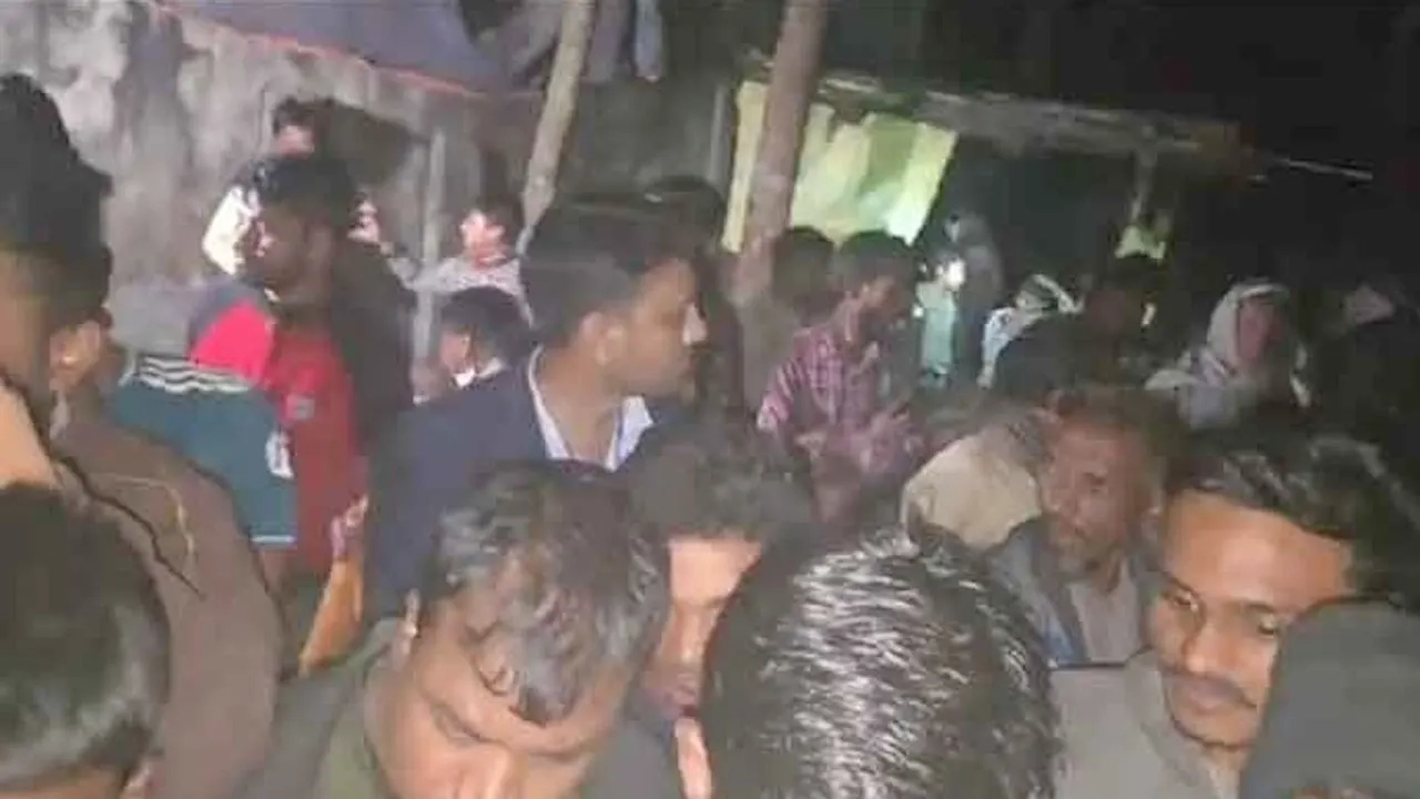 বাড়ীর সামনে জনতার ভিড়