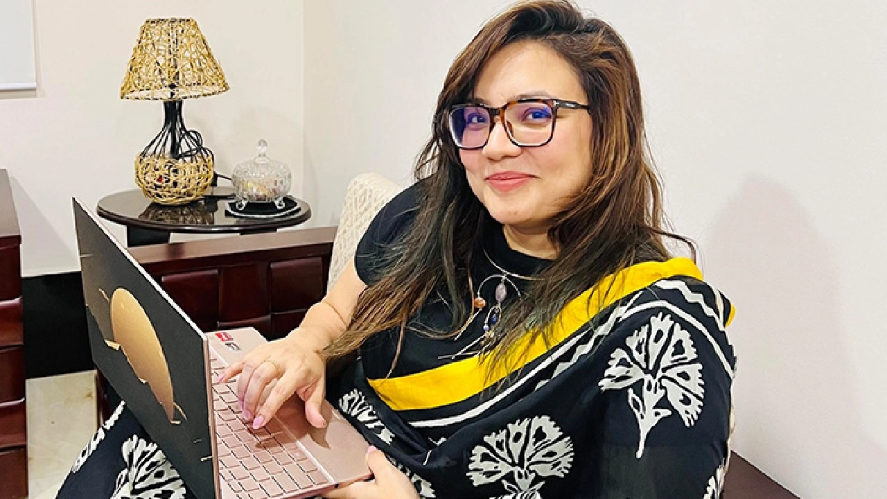 কোন দলের সমর্থক নিজেই জানালেন ঢাবি শিক্ষিকা মোনামি