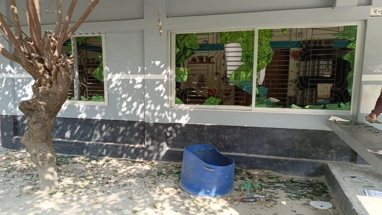 নির্বাচন পরবর্তী সংঘাত বাগেরহাটে বিভিন্ন স্থানে হামলা-ভাংচুর, আহত ৩৫ পাল্টাপাল্টি হামলা-ভাংচুরে বসতবাড়ি তছনছ