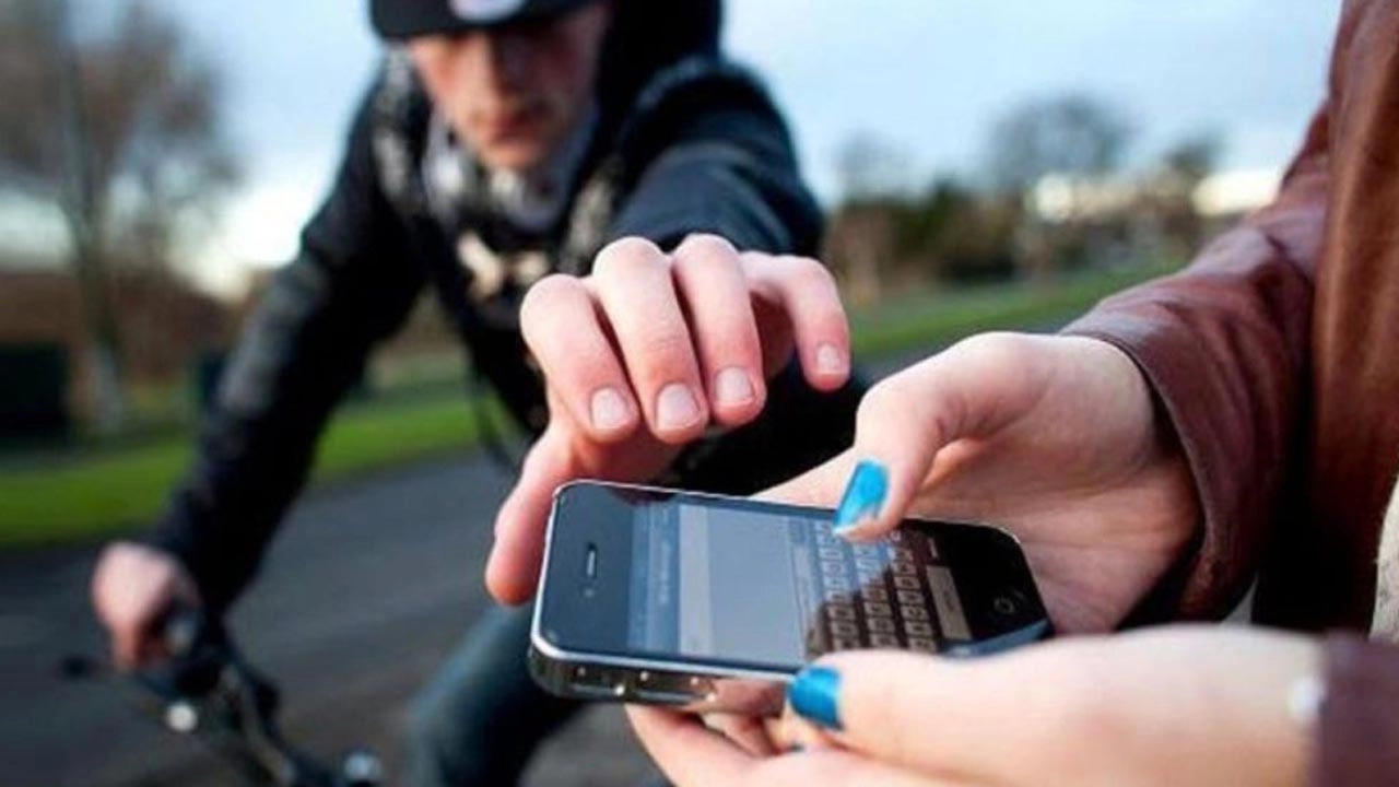 ফোন হারালেও ছবি-ভিডিও ডিলিট করবেন যেভাবে 