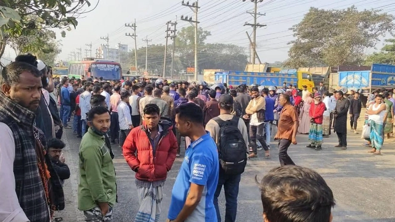 কারখানা বন্ধের প্রতিবাদে শ্রমিকদের মহাসড়ক অবরোধ
