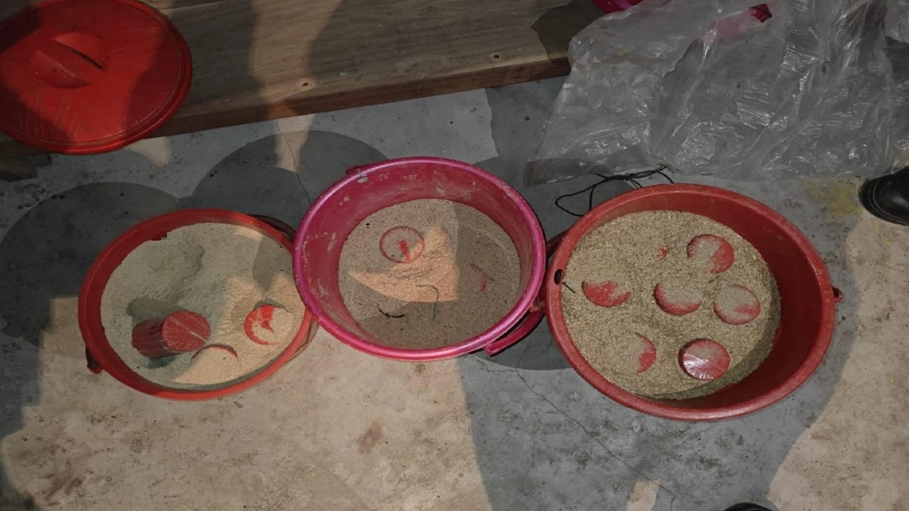 মুন্সীগঞ্জে পরিত্যক্ত দোকান থেকে ৩ বালতি তাজা ককটেল উদ্ধার