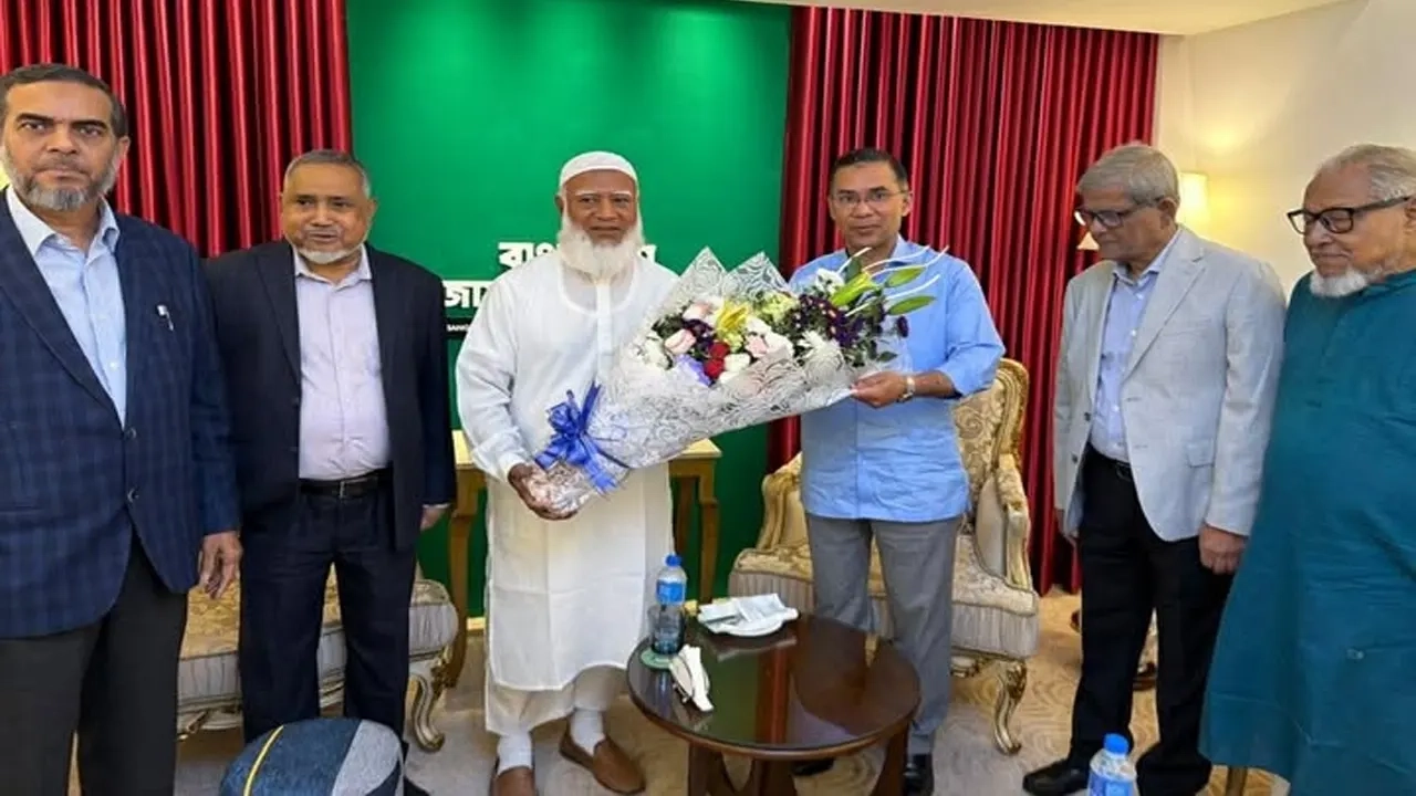 বিএনপির চেয়ারম্যান তারেক রহমানকে ফুলেল শুভেচ্ছা জানান জামায়াত আমির ডা. শফিকুর রহমান