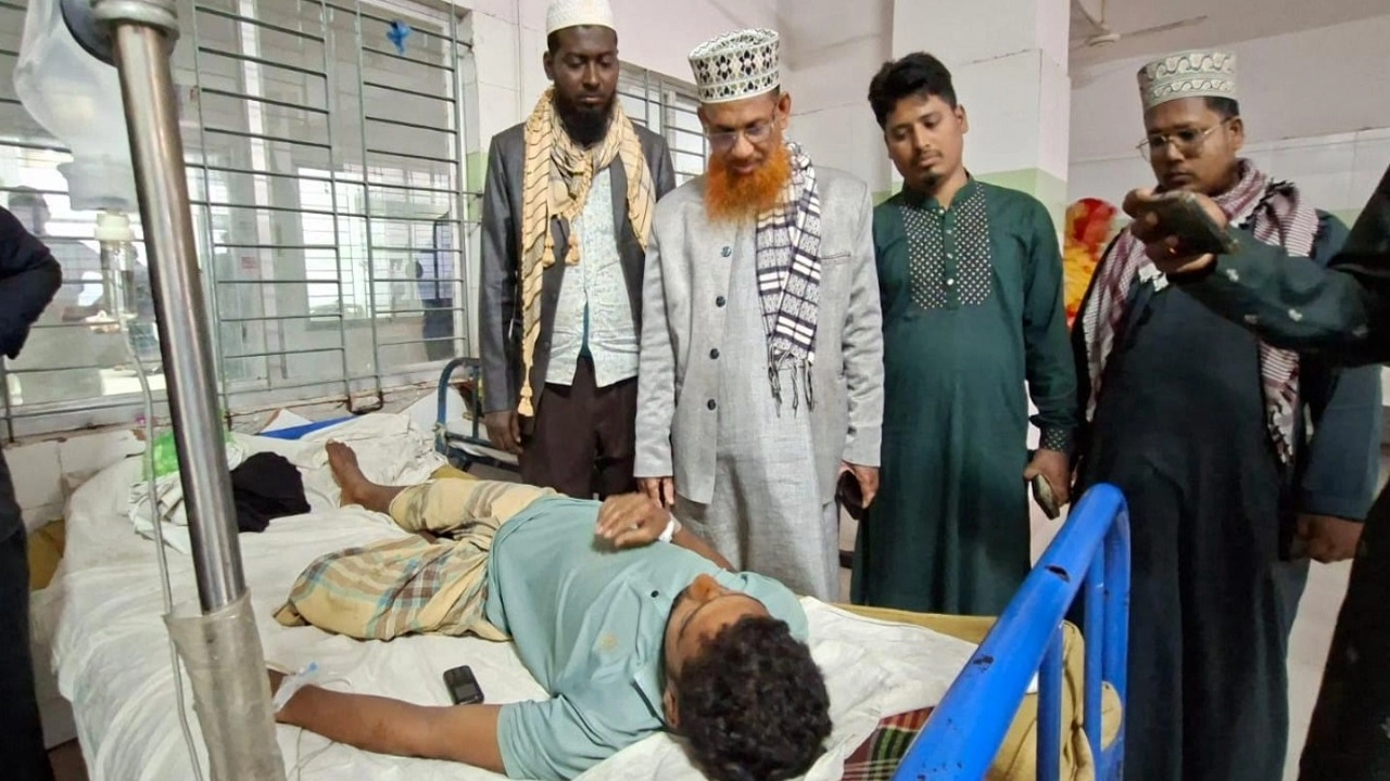 বরগুনায় আহত ও অসুস্থদের খোঁজ নিলেন জেলা জামায়াতের আমির