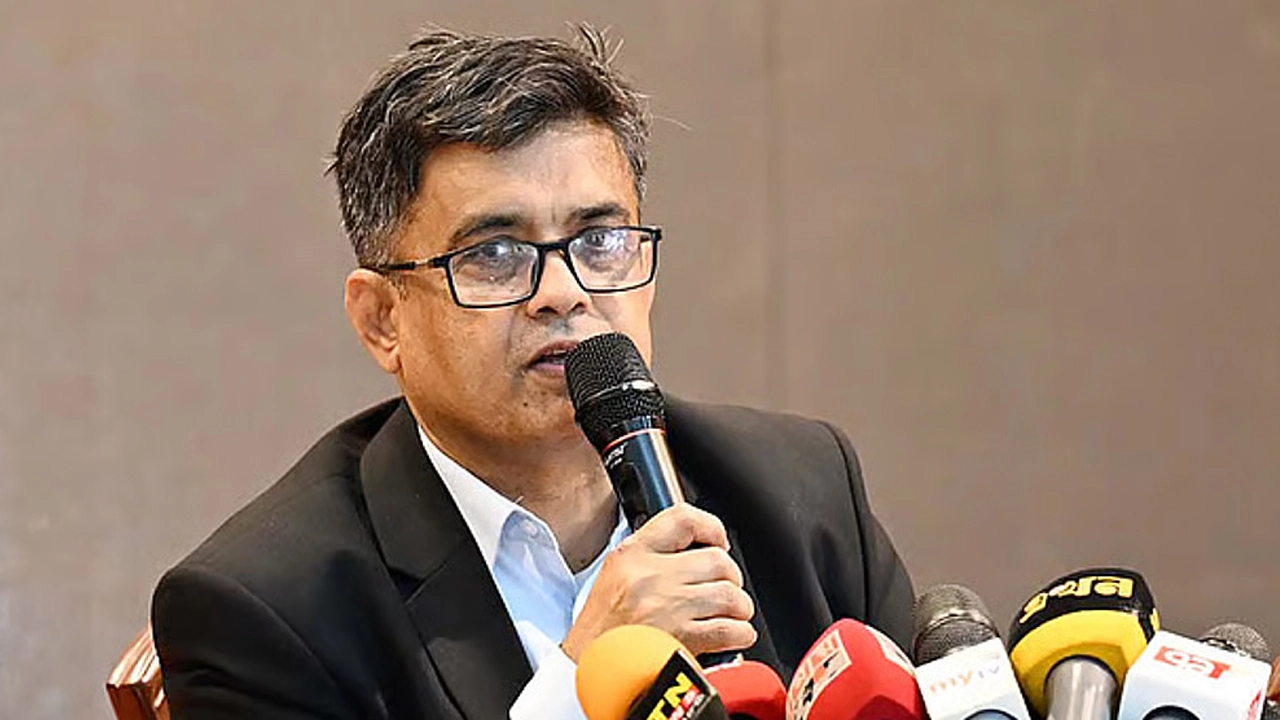 পতাকাবাহী গাড়িতে শপথ অনুষ্ঠানে যাবেন উপদেষ্টারা, ফিরবেন পতাকা ছাড়া 