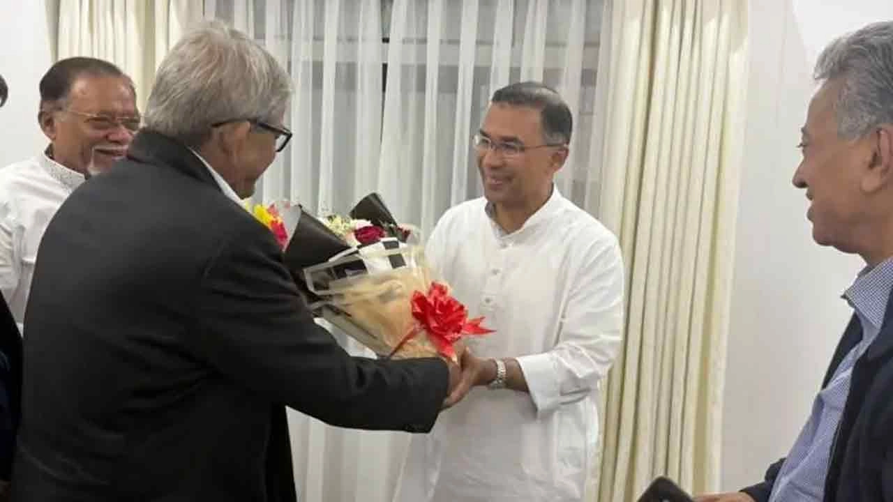 প্রধানমন্ত্রীর দায়িত্ব নিতে যাওয়া বিএনপির চেয়ারম্যান তারেক রহমানকে শুভেচ্ছে জানাচ্ছেন দলের মহাসচিব মির্জা ফখরুল ইসলাম আলমগীর © -বিবিসি বাংলা