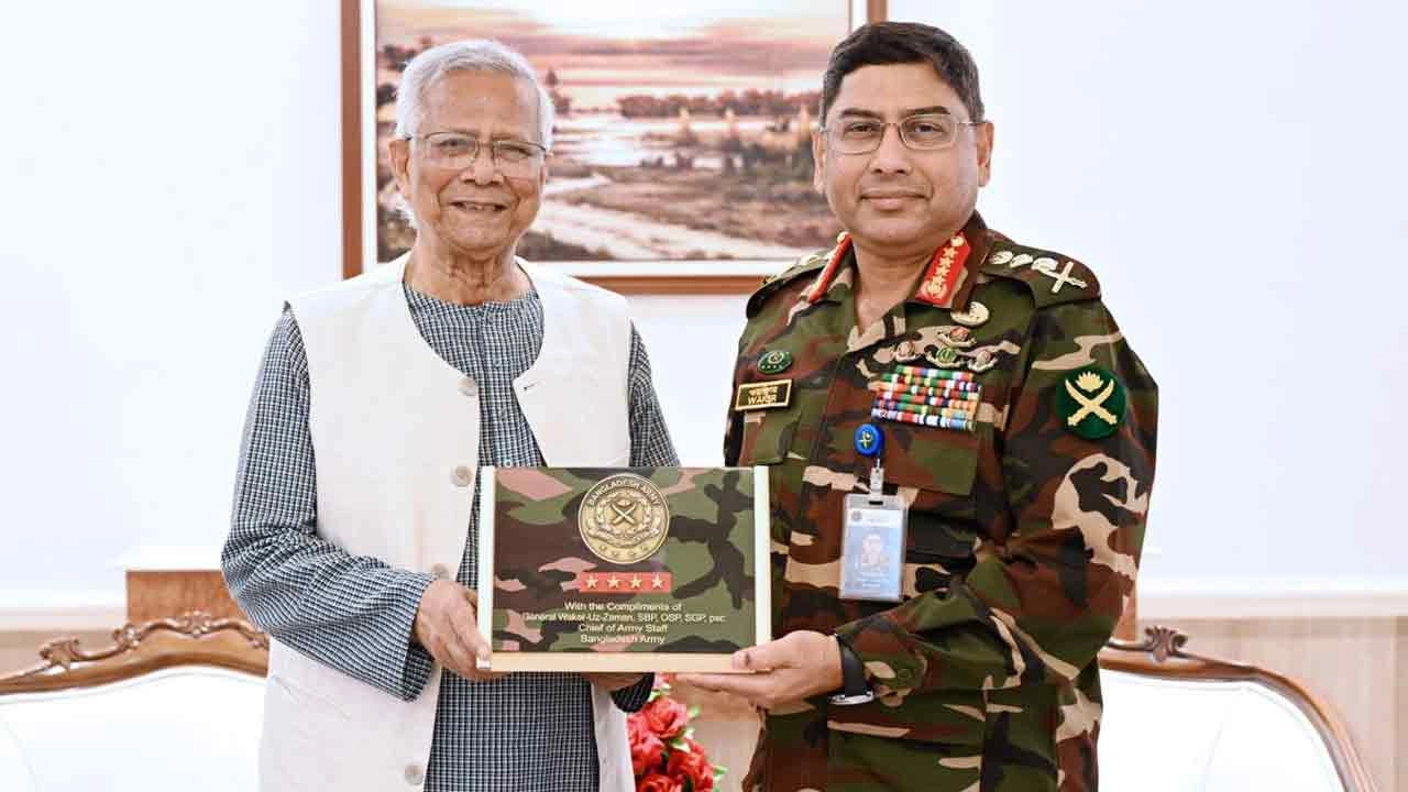 প্রধান উপদেষ্টা প্রফেসর মুহাম্মদ ইউনূসের সঙ্গে বিদায়ী সাক্ষাৎ করেছেন সেনাবাহিনীর প্রধান জেনারেল ওয়াকার-উজ-জামান