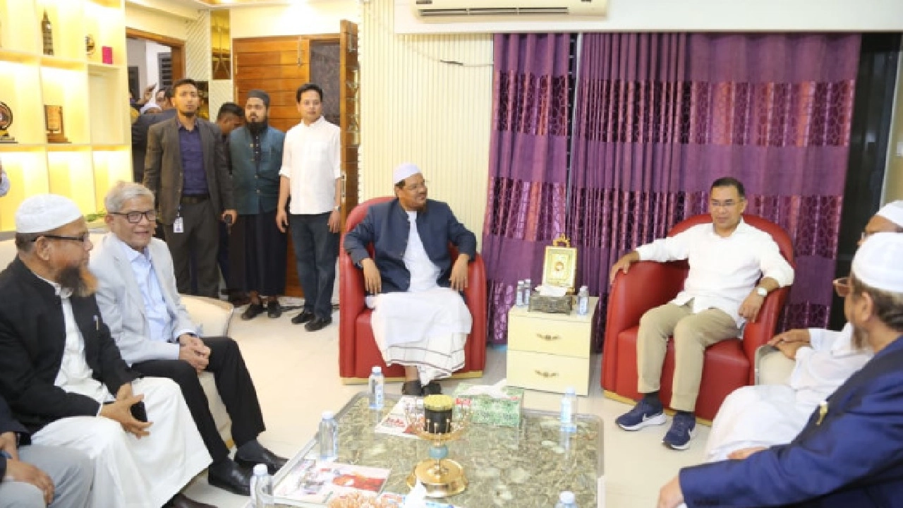 চরমোনাই পীরের বাসায় তারেক রহমান