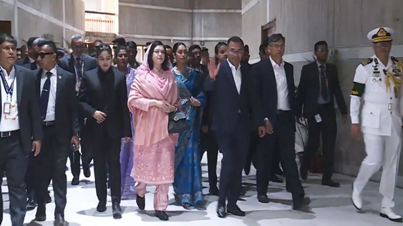 শপথ নিতে স্ত্রী ও কন্যাকে নিয়ে সংসদ ভবনে প্রবেশ করলেন তারেক রহমান।