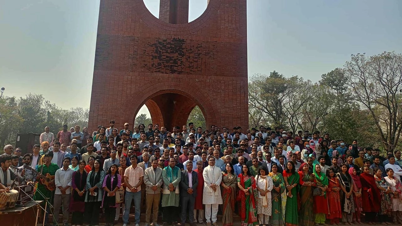 গণতান্ত্রিক নবযাত্রার শুভ সূচনায় জাবিতে সমবেত কণ্ঠে জাতীয় সংগীত 