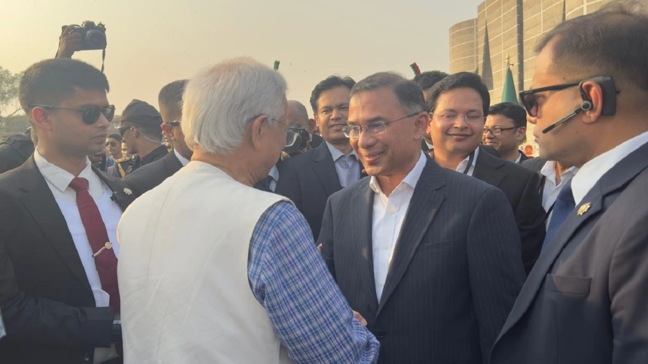 প্রধানমন্ত্রীর সাথে ড. ইউনূসের শুভেচ্ছা বিনিময়