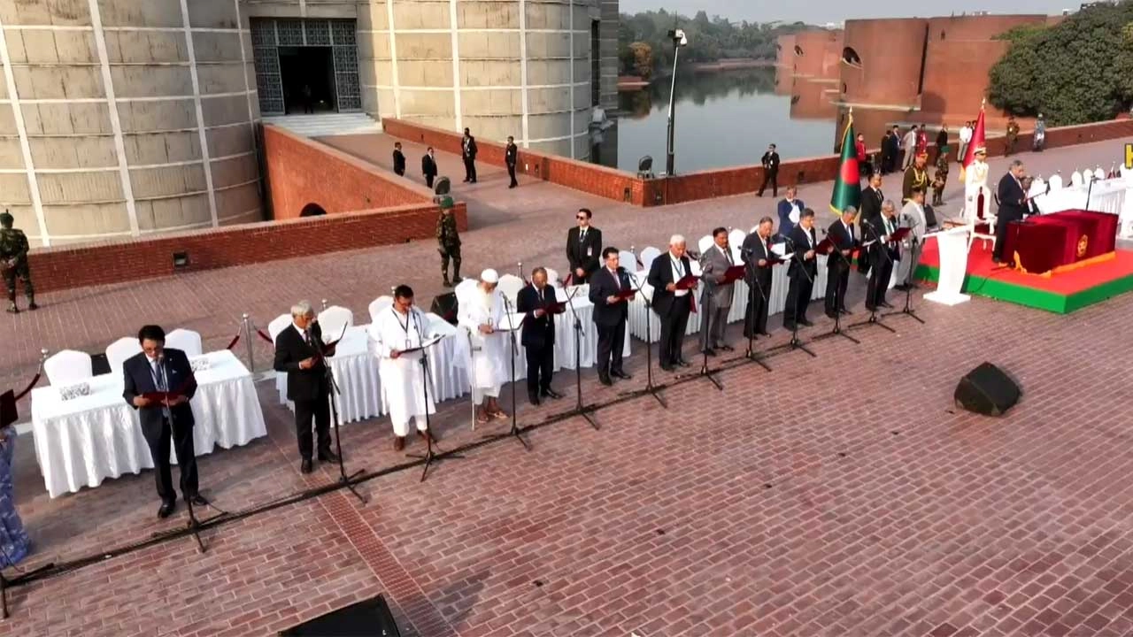 শপথ নিচ্ছেন মন্ত্রী-প্রতিমন্ত্রীরা